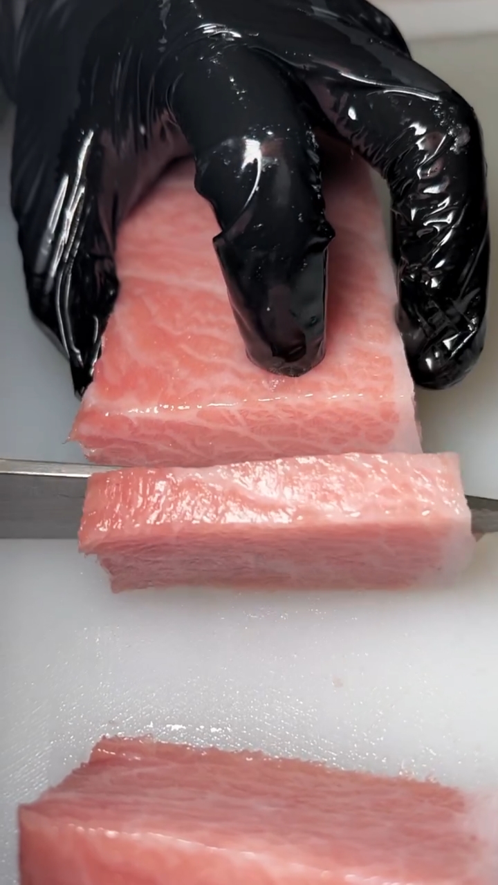 浙江渔民捕获2条“巨无霸”金枪鱼总市值超10万