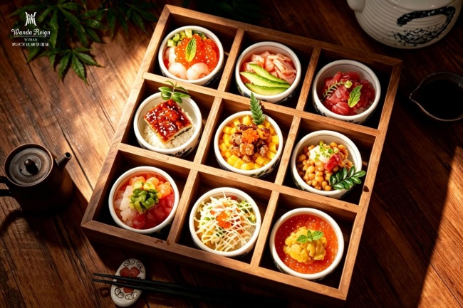 夏日鲜味焕新!武汉万达瑞华和·特色餐厅推出九宫格mini一口饭新品(图1)