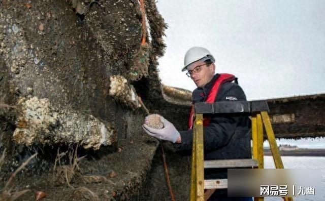 航母拖回几十吨海鲜海军却直接烧掉背后藏着什么秘密?(图1)
