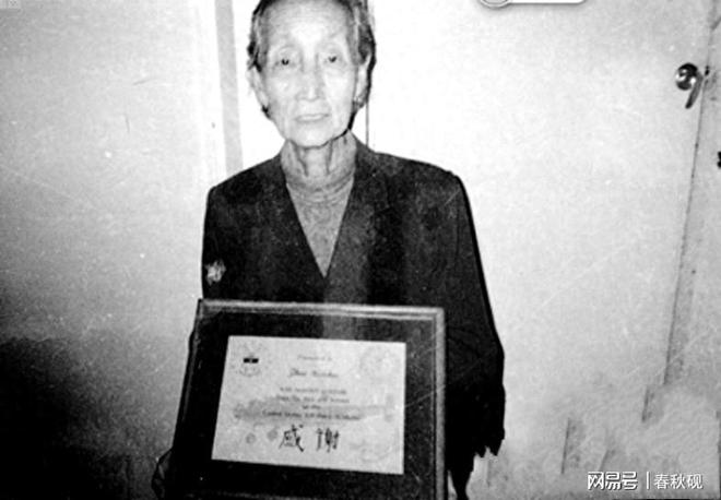 1992年中国农民因救助过五位美军飞行员在美国被国防部长接见(图1)