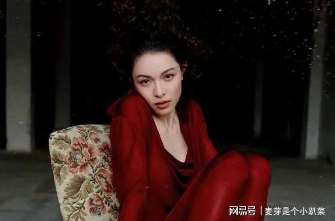 钟楚曦闭年刊杂志与杨幂十月份杂志撞衫网友吐槽其吃到炒作甜头(图2)