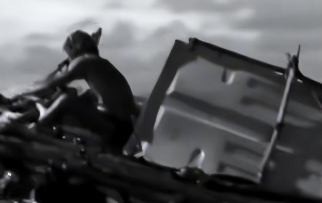 中国小伙落入海洋喝鸟血撑133天路过商船看清他容貌后:别救(图11)