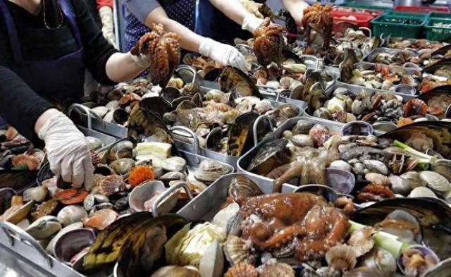 极限工作之船底清洁:大船底能刮好几十吨海鲜但你敢去吃吗?(图1)