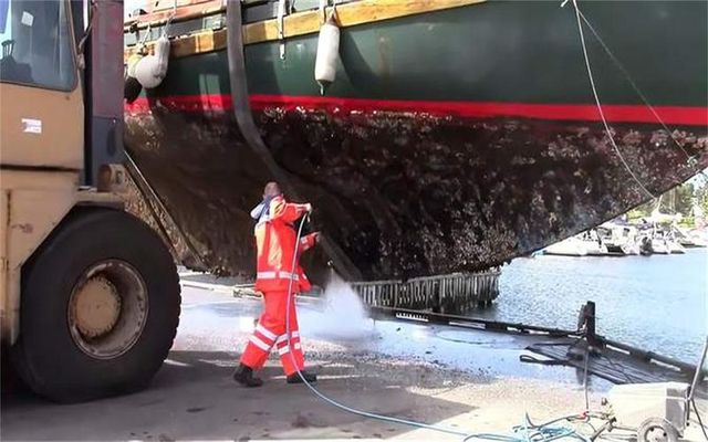 极限工作之船底清洁:大船底能刮好几十吨海鲜但你敢去吃吗?(图5)