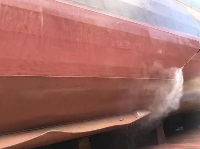 极限工作之船底清洁:大船底能刮好几十吨海鲜但你敢去吃吗?(图9)